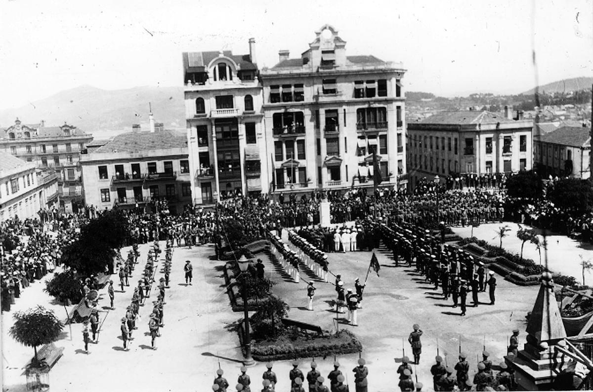 Aspecto de la Praza de Portugal el día del descubrimiento del busto de Camões, en 1934, situado hacia el lado de la calle Uruguay.