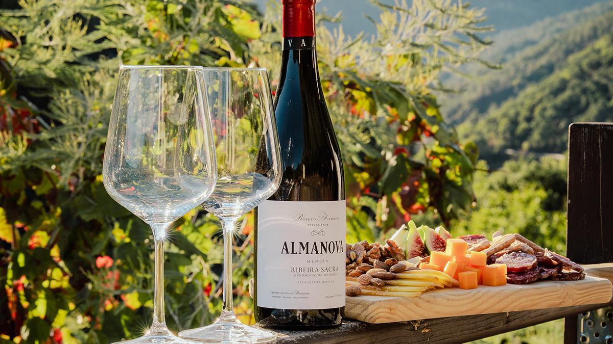 Vino Almanova de la D.O. Ribeira Sacra, acompañado de productos gallegos en una cata al aire libre