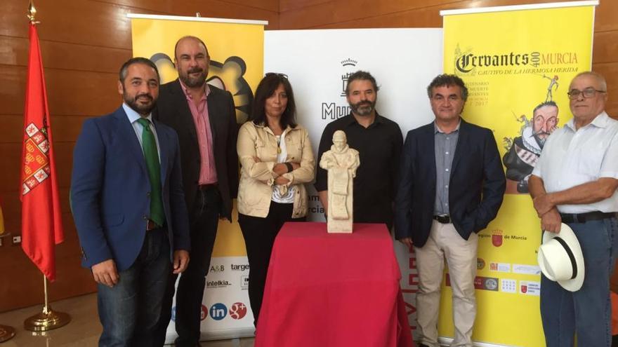 Murcia homenajea a Cervantes con un busto de bronce
