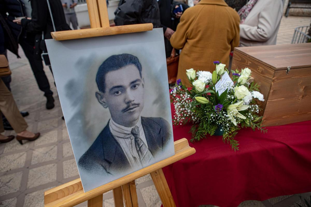 Los restos del cartagenero que murió en el penal franquista de Formentera  reciben sepultura