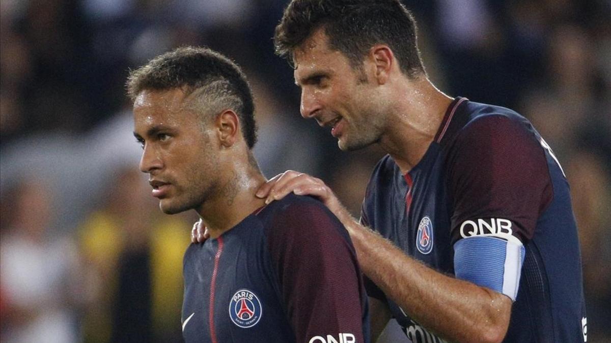 Motta felicita a Neymar tras la victoria sobre el Saint-Etienne el día 25