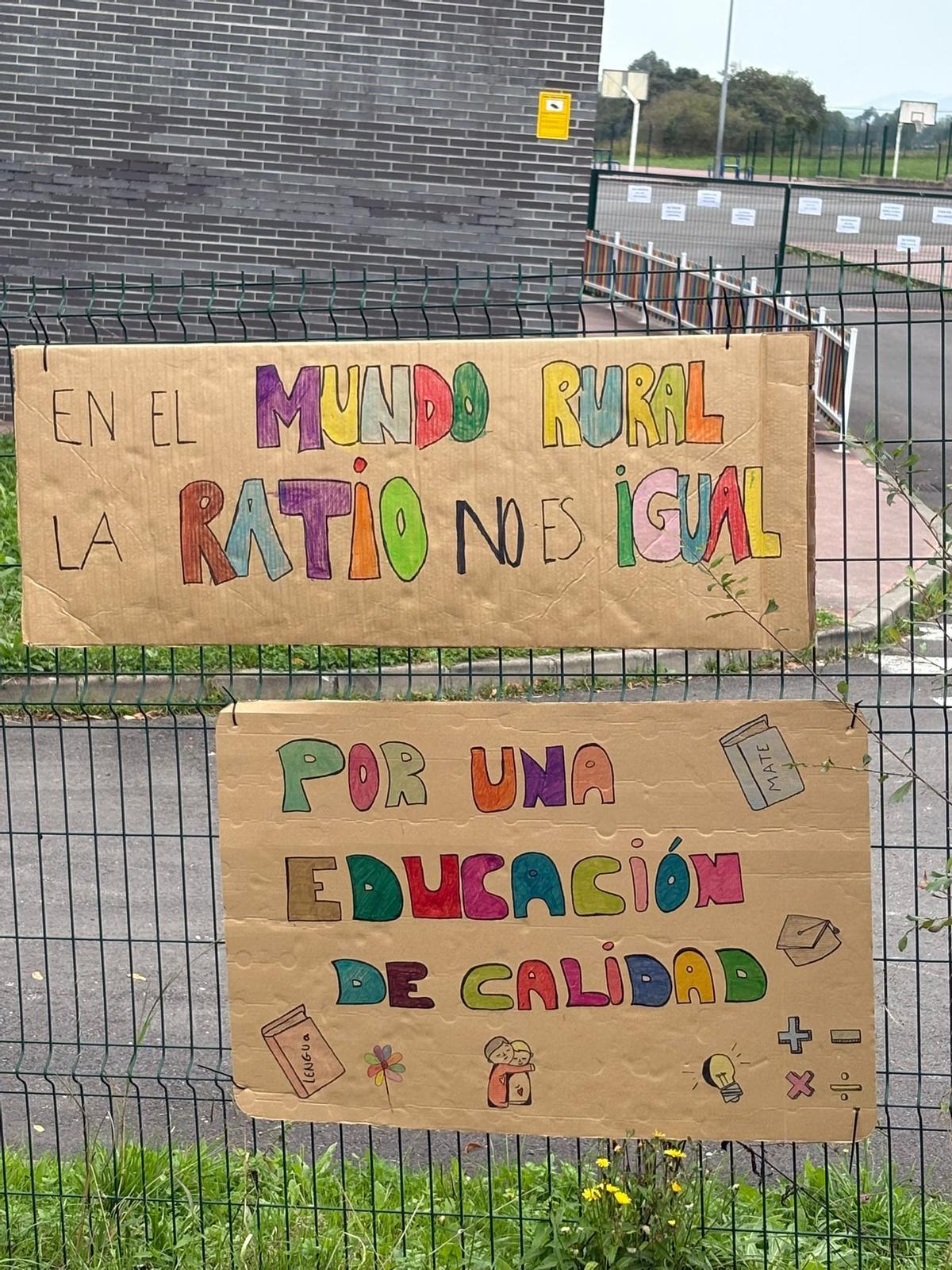 Pancartas por una educación pública de calidad en el medio rural, en Colombres