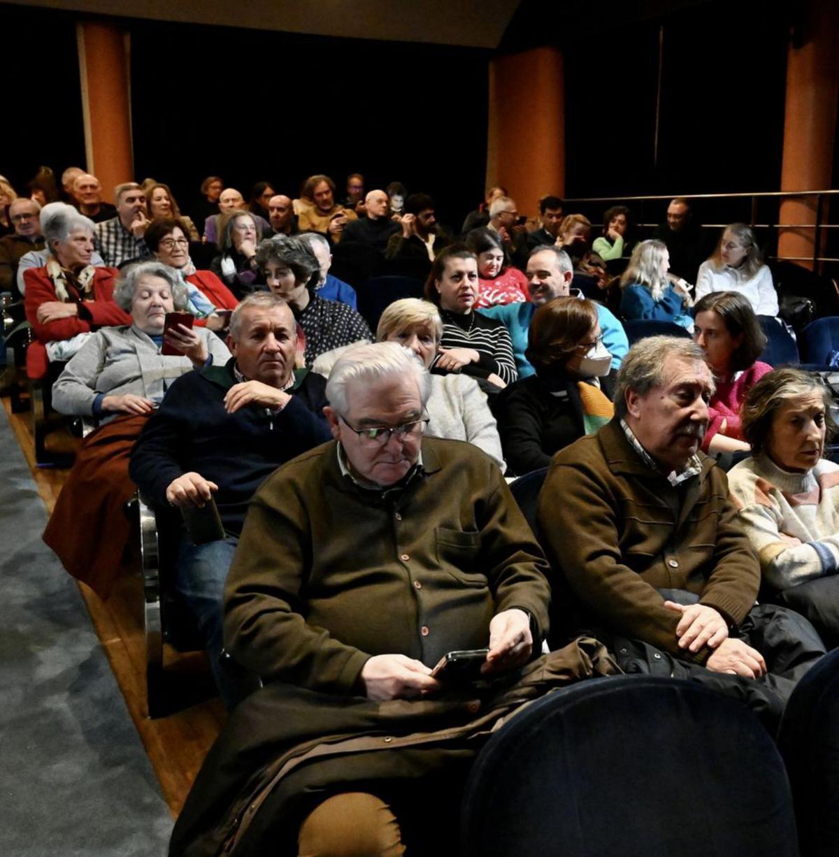 Público asistente al estreno en el Teatro Principal.   | // R.V.