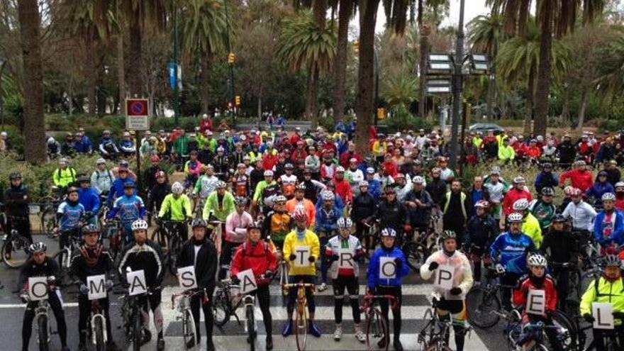 Los ciclistas, a punto de comenzar la marcha.