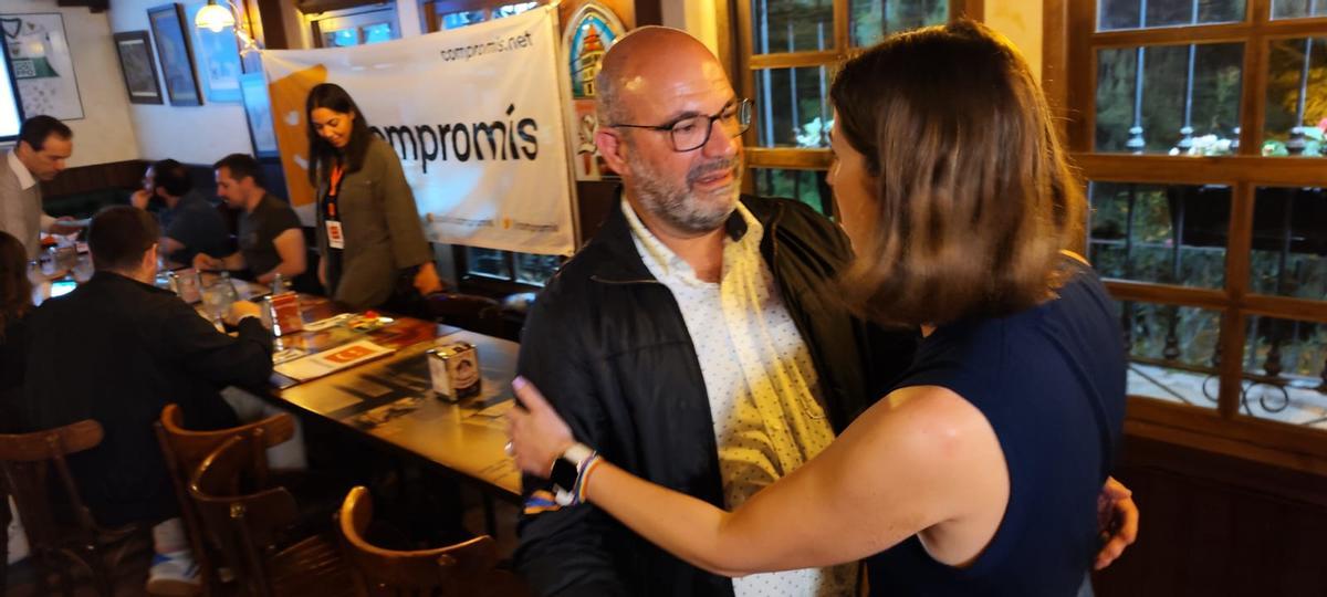 Esther Díez junto a Felip Sánchez cuando ya casi se había completado el recuento de las elecciones municipales en Elche