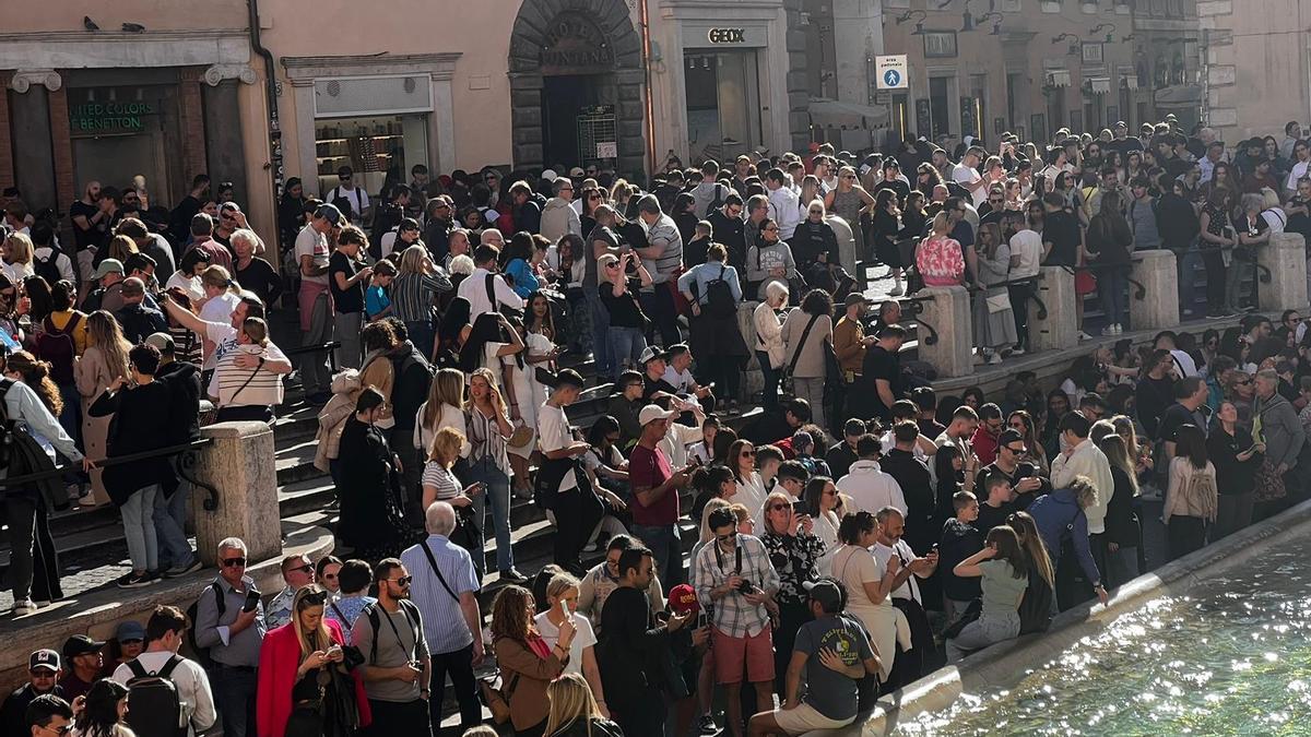 La Fontana di Trevi, llena de gente.