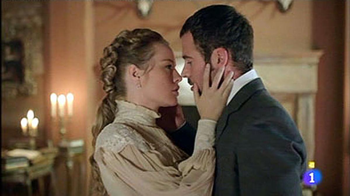 L’’inspector’ Carles Francino i la delicada Esperanza Moya, en una escena de la sèrie de TVE-1 ’Víctor Ros’.