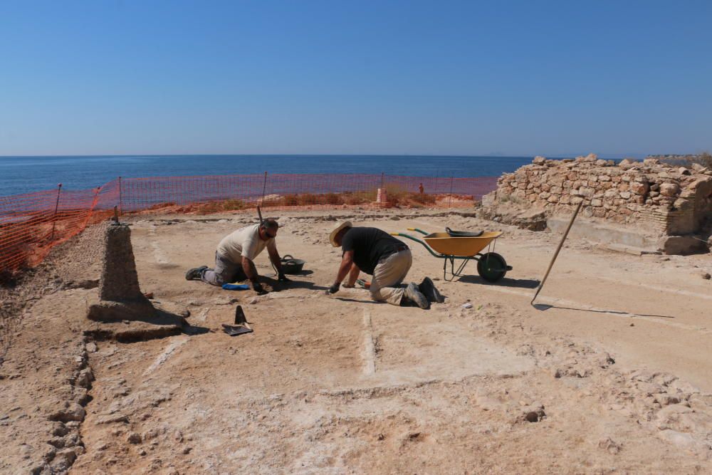 Visita de técnicos y ediles del gobierno local a la excavación del refugio