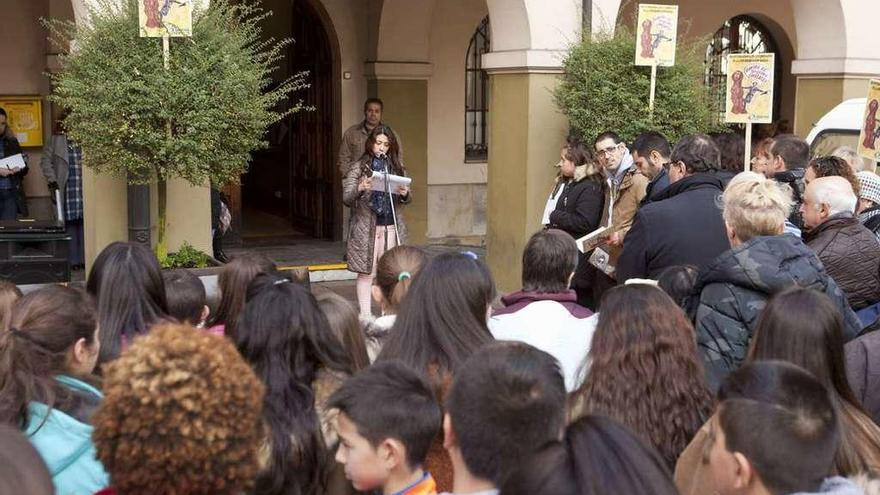 Asistentes al acto, durante la lectura del manifiesto.