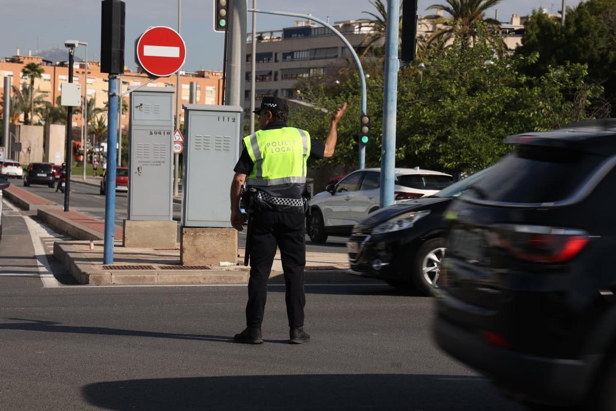 Huelga de docentes en Alicante: la manifestación llega a la Avenida de Dénia