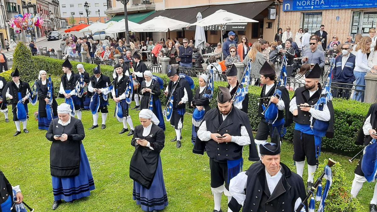 Ambiente a mediodía de ayer en Noreña, con los gaiteros de la banda de Oviedo en primer término. | L. Palacios