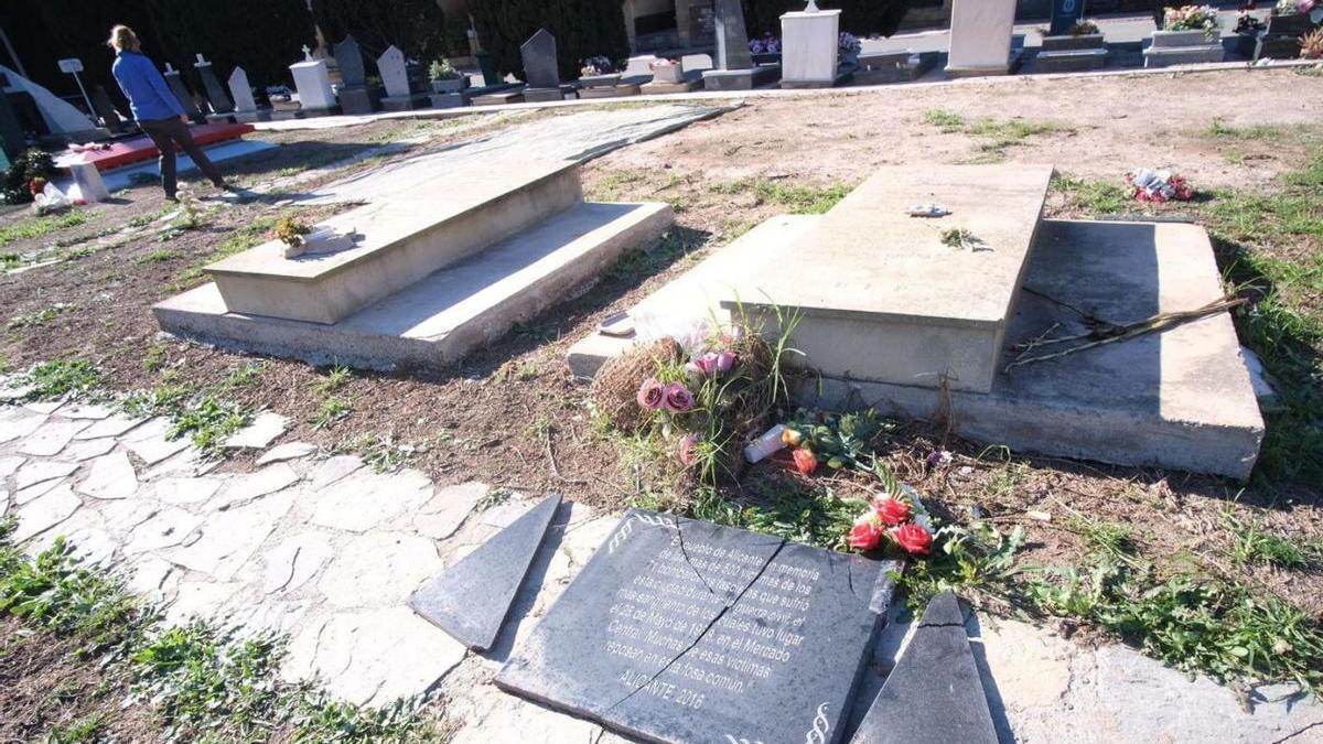 Lápida de recuerdo a las víctimas de la Guerra Civil, que apareció rota un día después del acto de Primo de Rivera