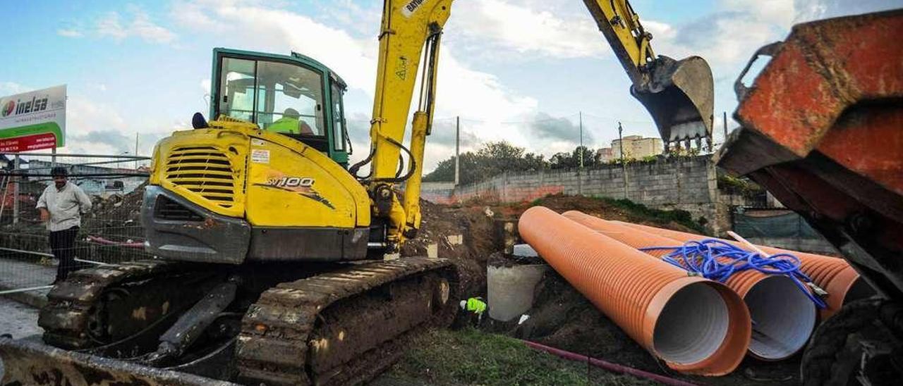 Obras para desviar tuberías de pluviales y saneamiento y solucionar anegamientos junto al lavadero de Vilaxoán. // Iñaki Abella