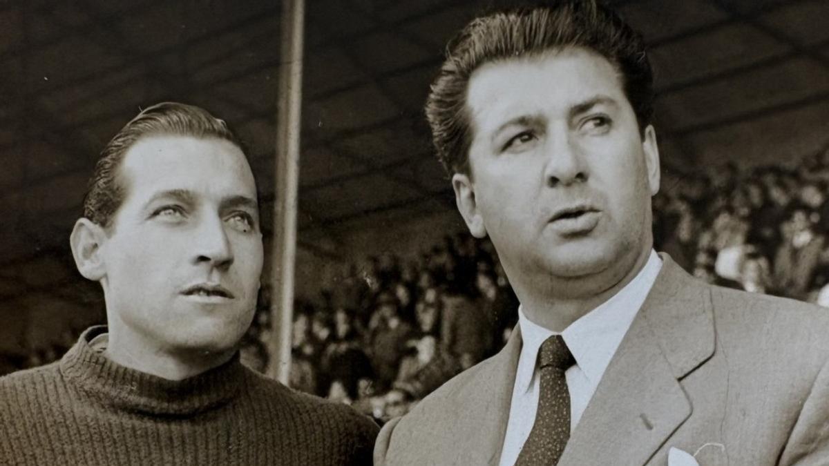 Luis Casas 'Pasarín', en Mestalla, en los prolegómenos de un Valencia-Celta, en compañía de Marzá, portero suplente de los gallegos.