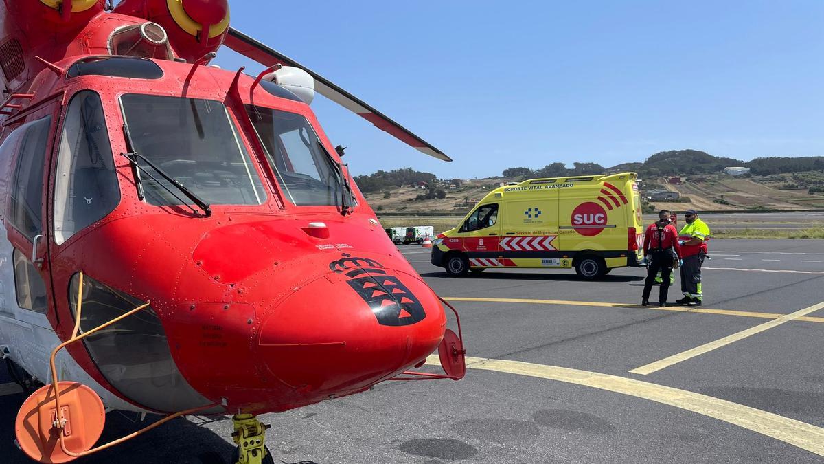 Helicóptero del GES tras el traslado del herido al aeropuerto.