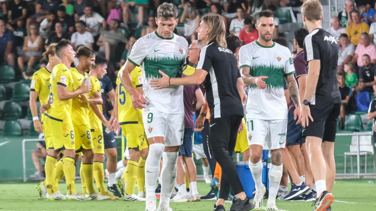 Boyé recibe ánimos por parte de Beccacece durante el partido del sábado.