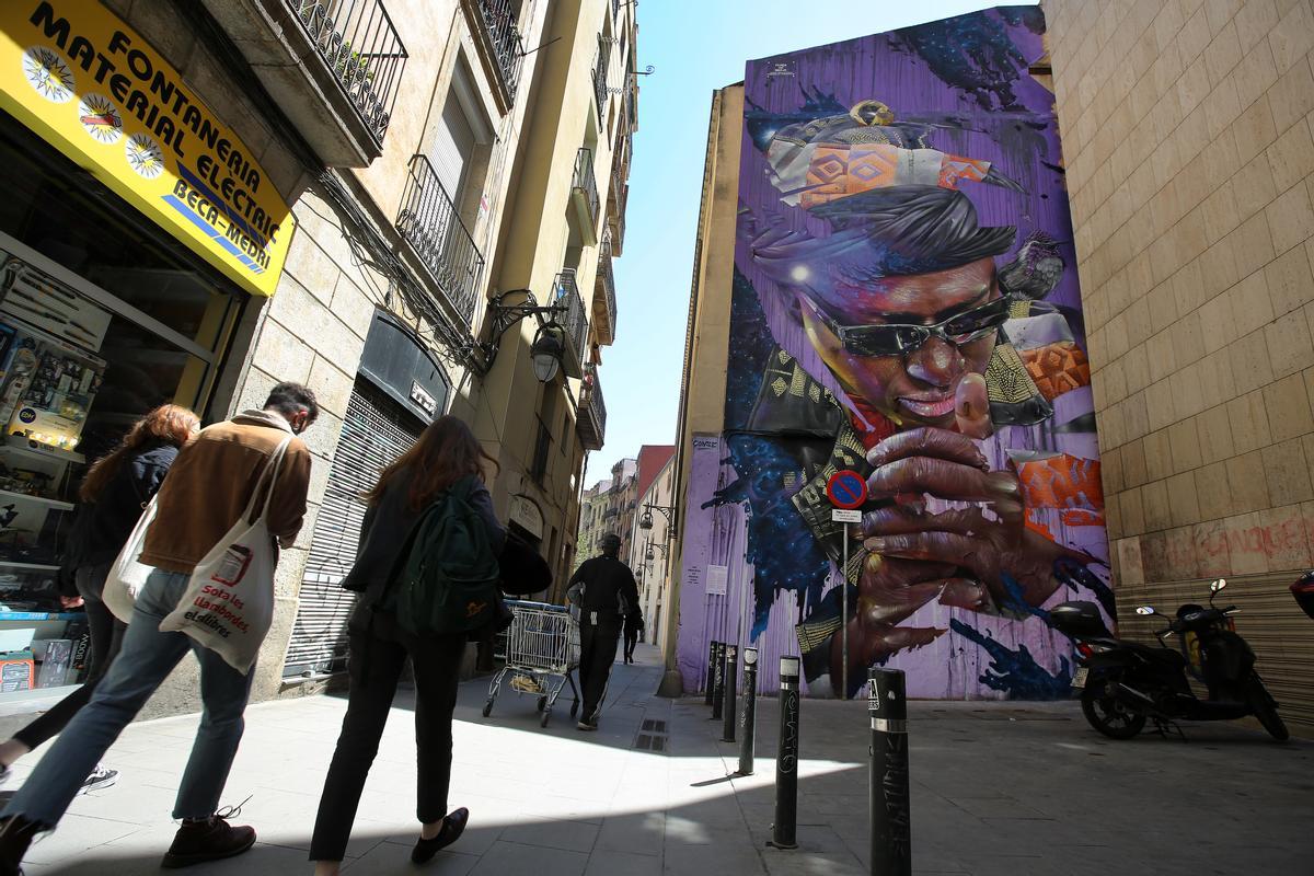 Mural homenaje a Makha Diop, en el Raval.