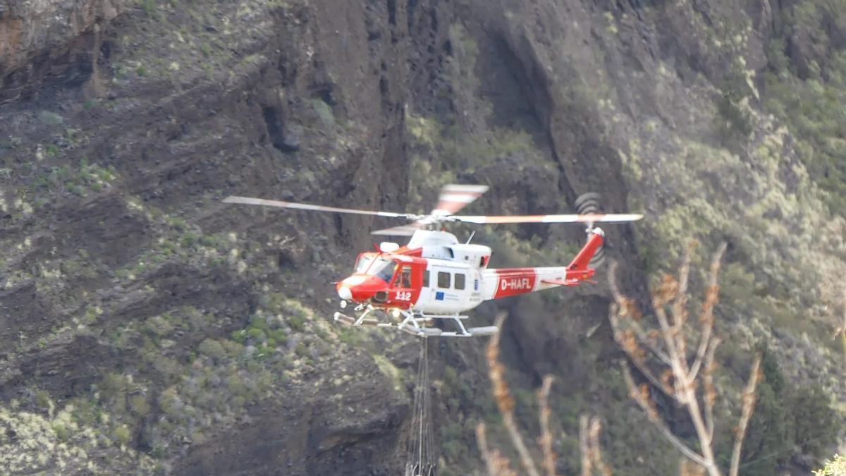 Un helicóptero de rescate del 112 durante un dispositivo en La Palma.