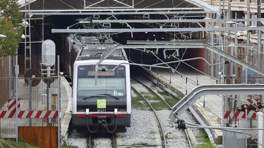 Un tren de Ferrocarrils de la Generalitat sortint de l'estació de Manresa-Baixador