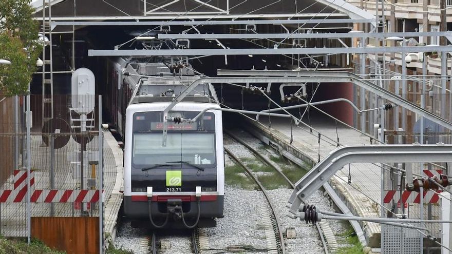 Un tren de Ferrocarrils de la Generalitat sortint de l&#039;estació de Manresa-Baixador