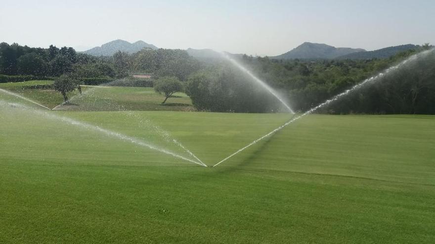 La conselleria de Medio Ambiente ha concluido que tres campos de golf regaban con agua de pozo.