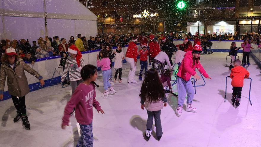 La pista de patinaje de Xirivella recibe a 500 niños y niñas el primer fin de semana navideño