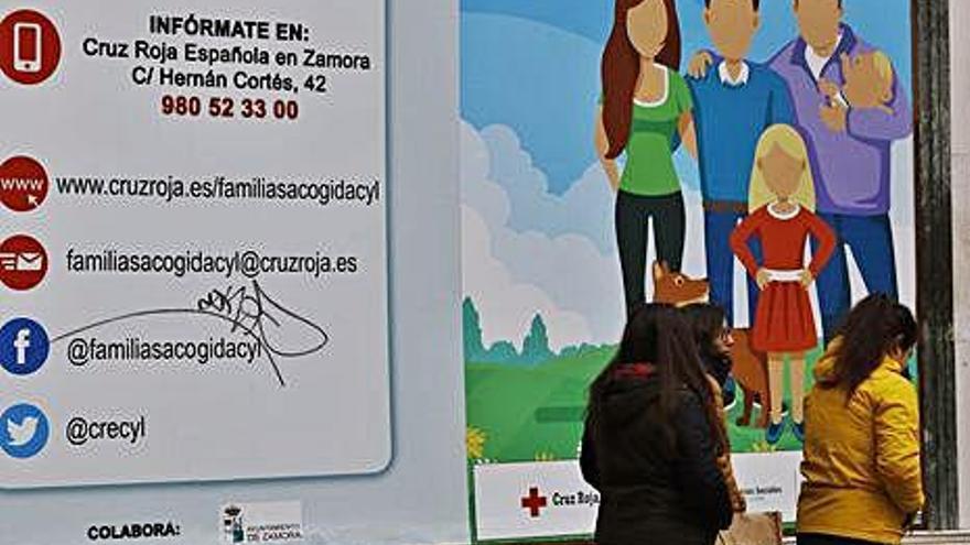 Los vándalos ensucian el mural de Cruz Roja en Sagasta, instalado el miércoles