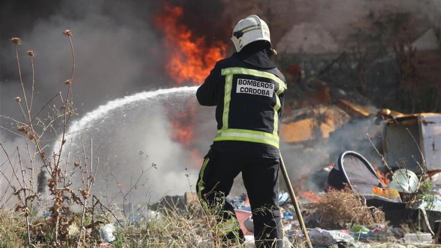 Los bomberos intervienen junto a un asentamiento rumano en la A4 por la quema de cobre
