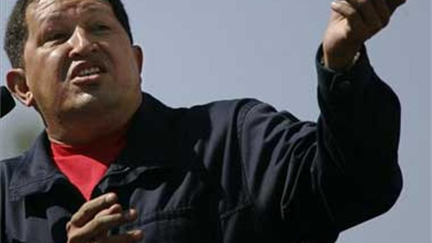 Chávez anuncia que someterá a &quot;profunda revisión&quot; las relaciones con España