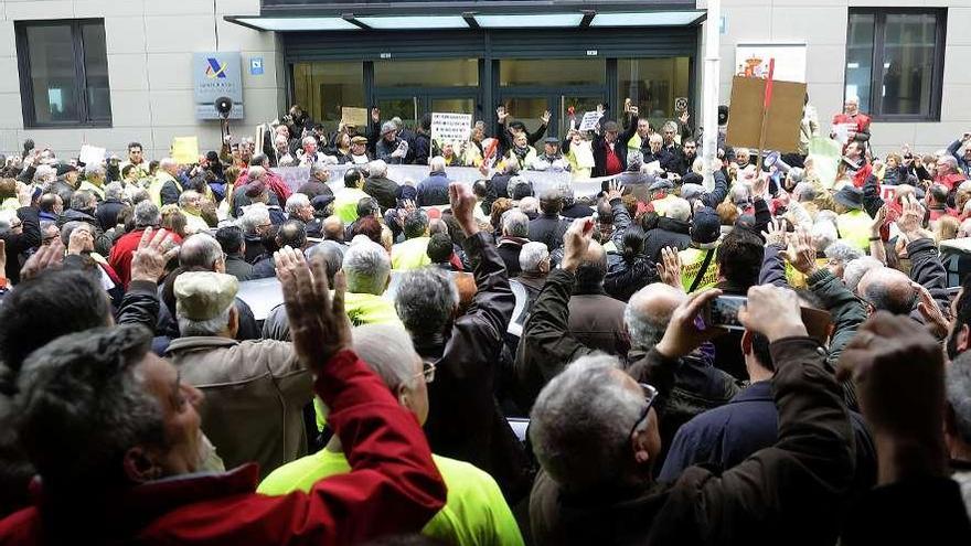 Manifestación de emigrantes retornados ante la Agencia Tributaria en A Coruña.  // Carlos Pardellas