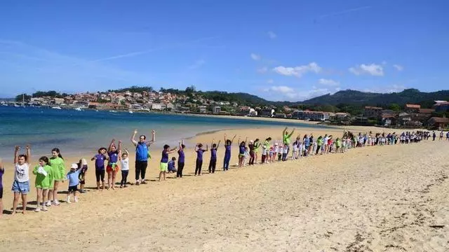 Así fue la cadena humana de escolares y profesores en una playa de Cangas contra los vertidos en la ría