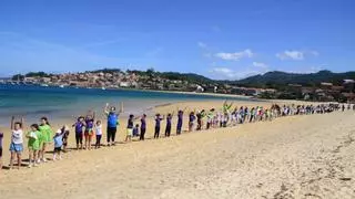Más de 300 escolares de Aldán y O Hío  llenan la playa de Vilariño con una cadena humana contra los vertidos en la ría