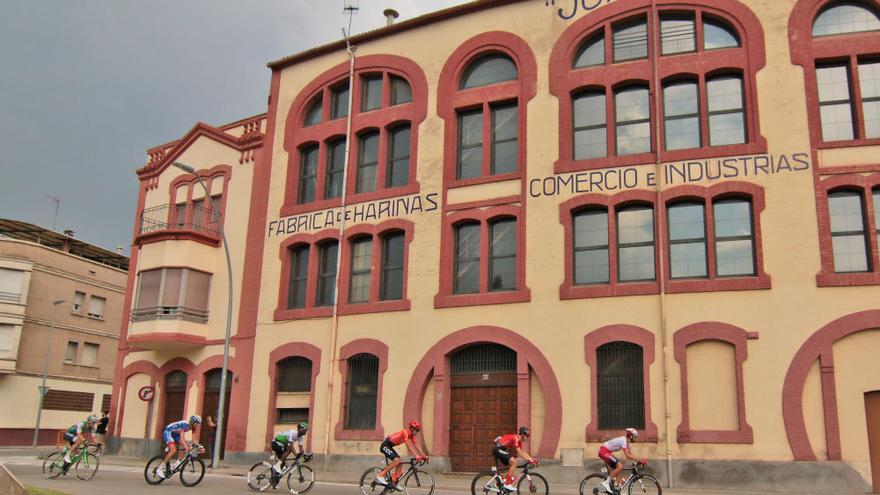 La Vuelta arriba sota la pluja a Igualada