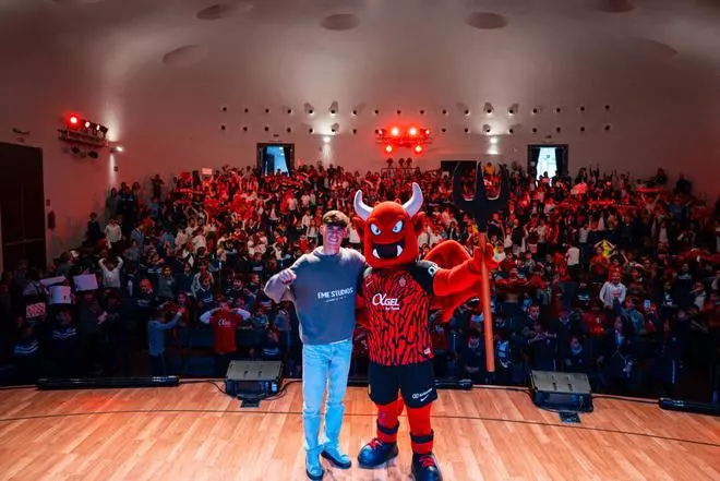 Jan Salas, futbolista del Real Mallorca, visita el colegio San Cayetano de Palma