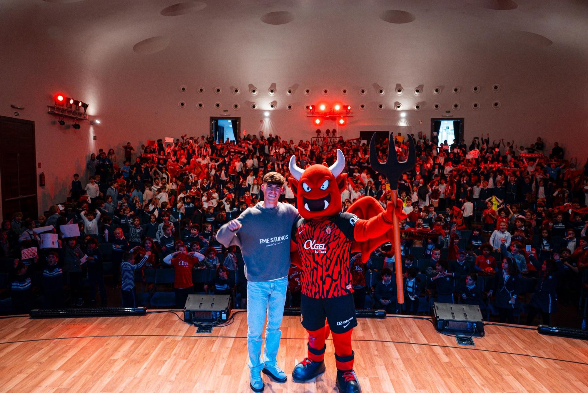 Jan Salas, futbolista del Real Mallorca, visita el colegio San Cayetano de Palma