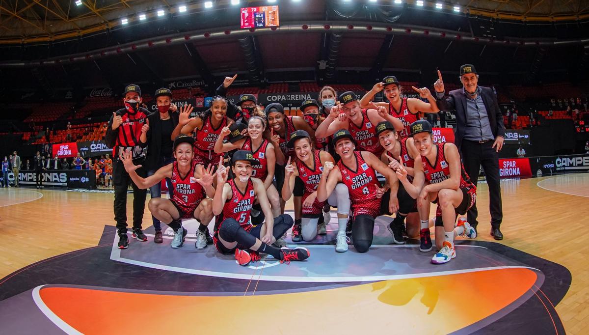 La plantilla de l'Spar Girona celebrant el títol de Copa de 2021 a València