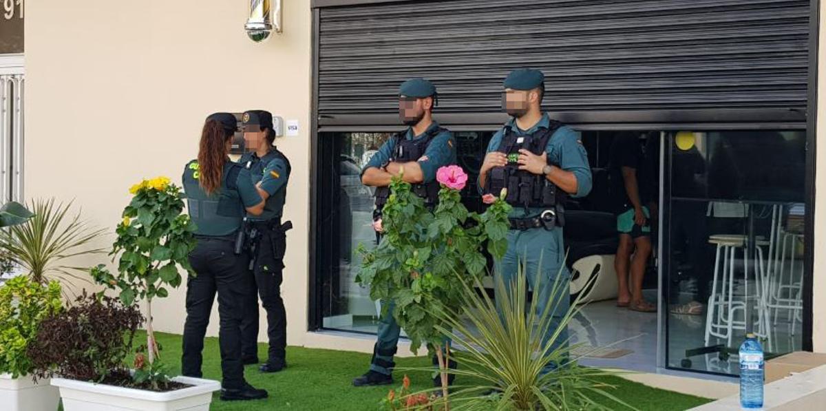 Los agentes están haciendo registros en distintos puntos