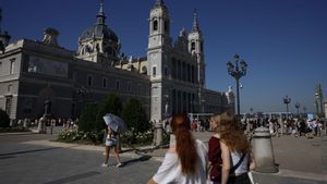 Turistas en la Plaza de Oriente de Madrid este jueves. EFE/Mariscal. Añade fotos