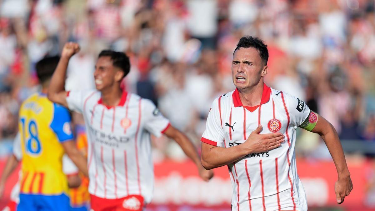 Arnau Martínez sonríe en Girona a la espera de un posible traspaso
