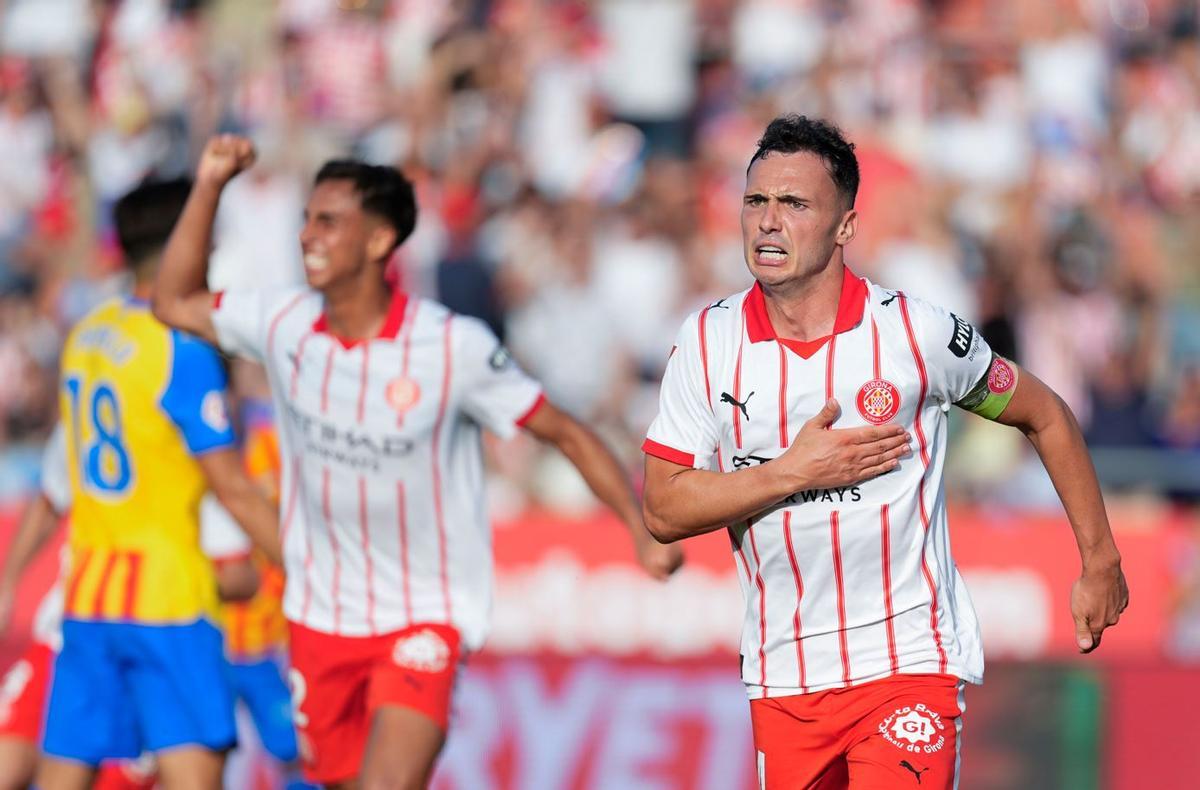 Arnau Martínez celebra un gol con el Girona FC