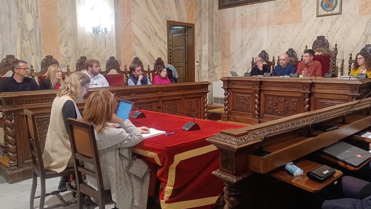 Ple de dijous a l'Ajuntament de Berga, amb la secretària revisant els decrets a l'ordinador