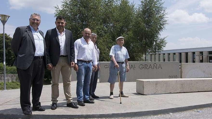 Francisco Alonso, Uxío Benítez y Pablo Castillo, con vecinos de A Graña.  // D.P.