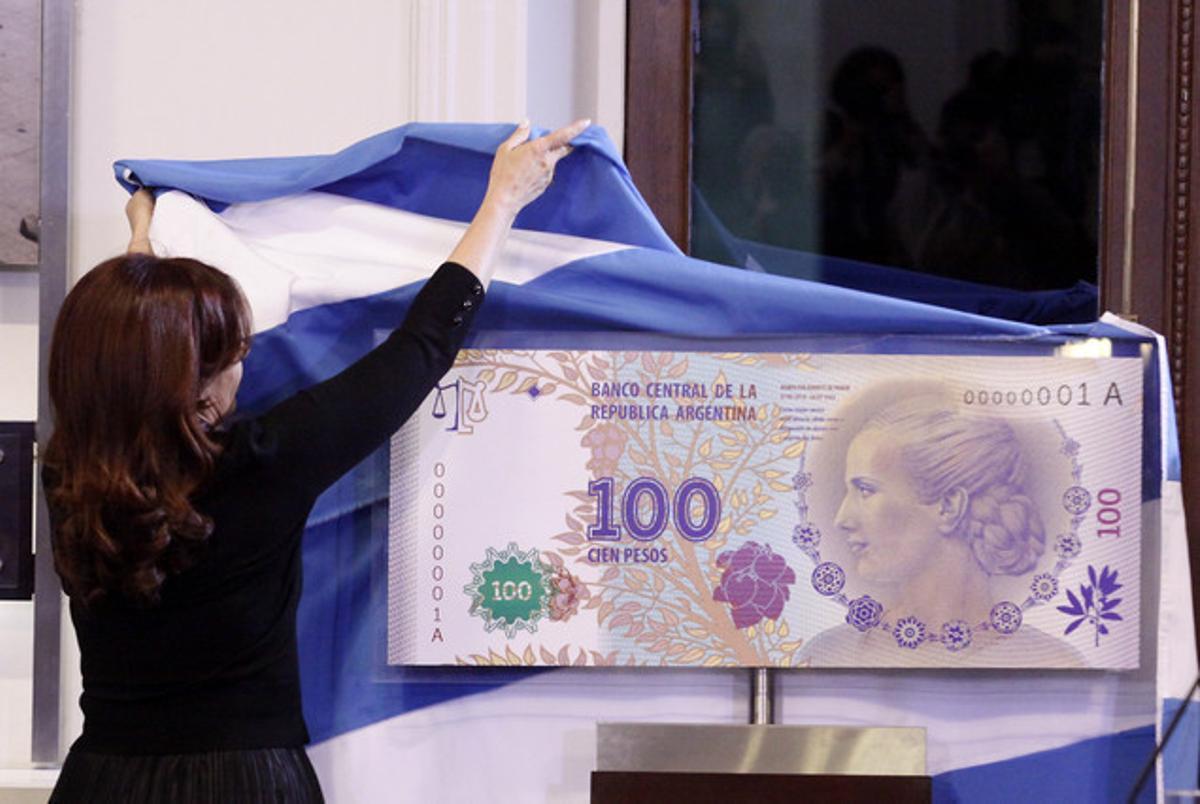 La presidenta Cristina Fernández de Kirchner descobreix una imatge del nou bitllet de 100 pesos, amb la imatge d’Eva Duarte de Perón, el juliol passat.