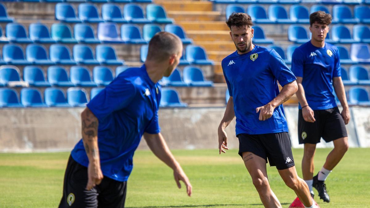 Encima, Raúl Ruiz, durante un entrenamiento del Hércules en el estadio Rico Pérez.