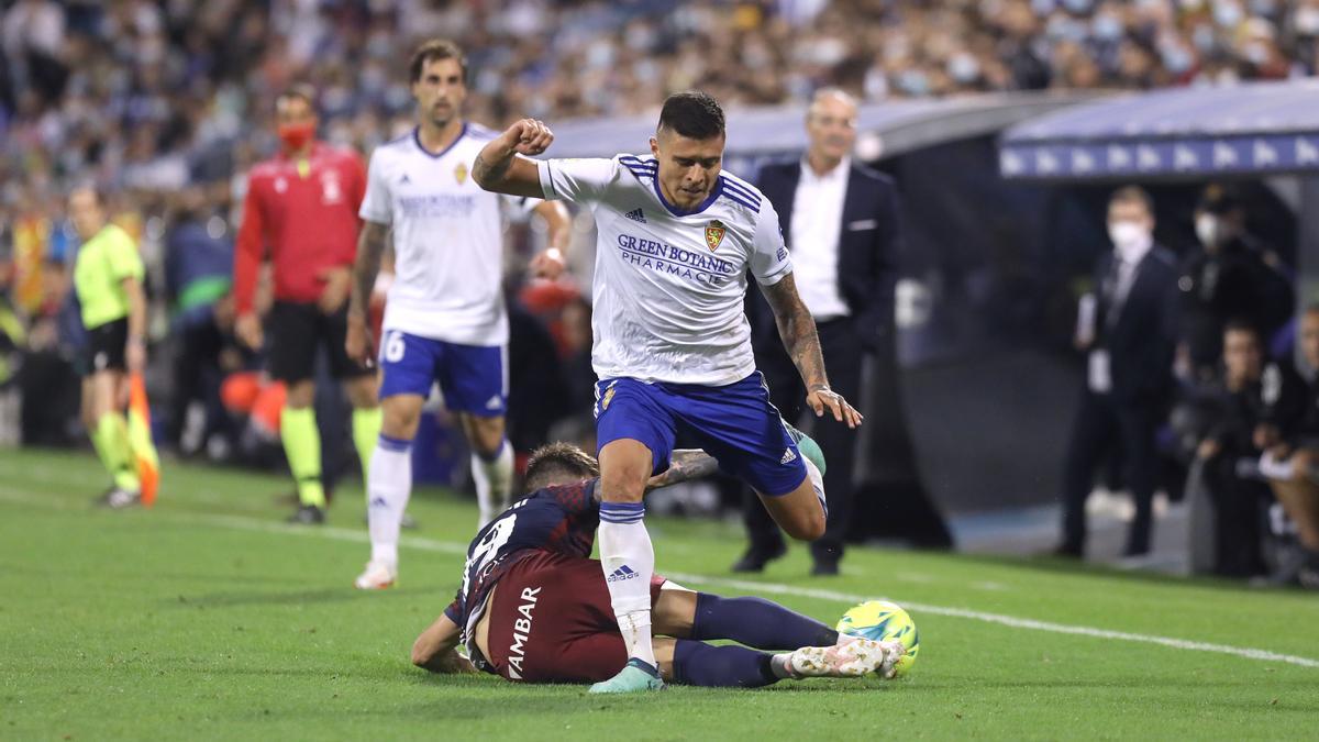 Buffarini corta el avance de Juanjo Narváez en un momento del derbi ante el Huesca.