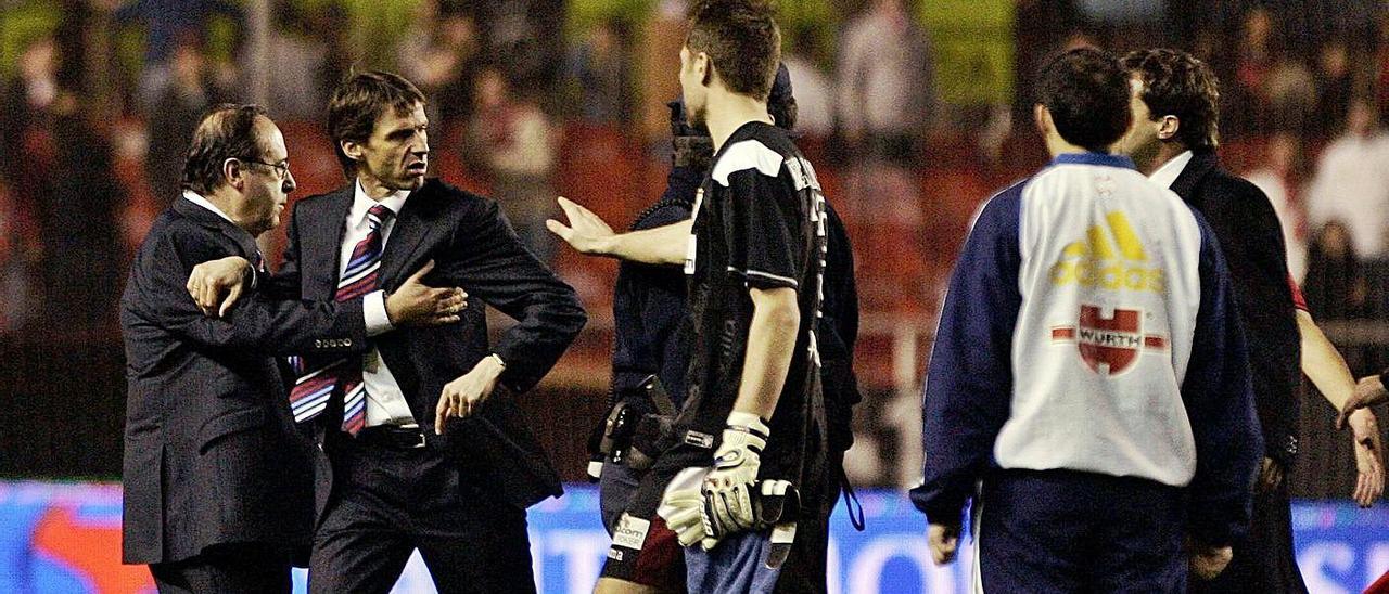 Ziganda, sujetado por un empleado de Osasuna, intenta aproximarse a Cristóbal Soria, a la derecha de la imagen.