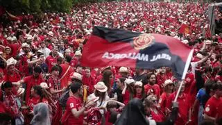 Miles de aficionados llenan la Fan Zone del Mallorca en Sevilla: "Sí se puede, sí se puede"