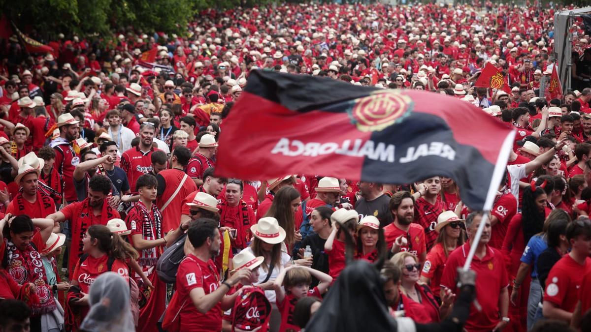 La Fan Zone mallorquinista se ha llenado antes de la final.