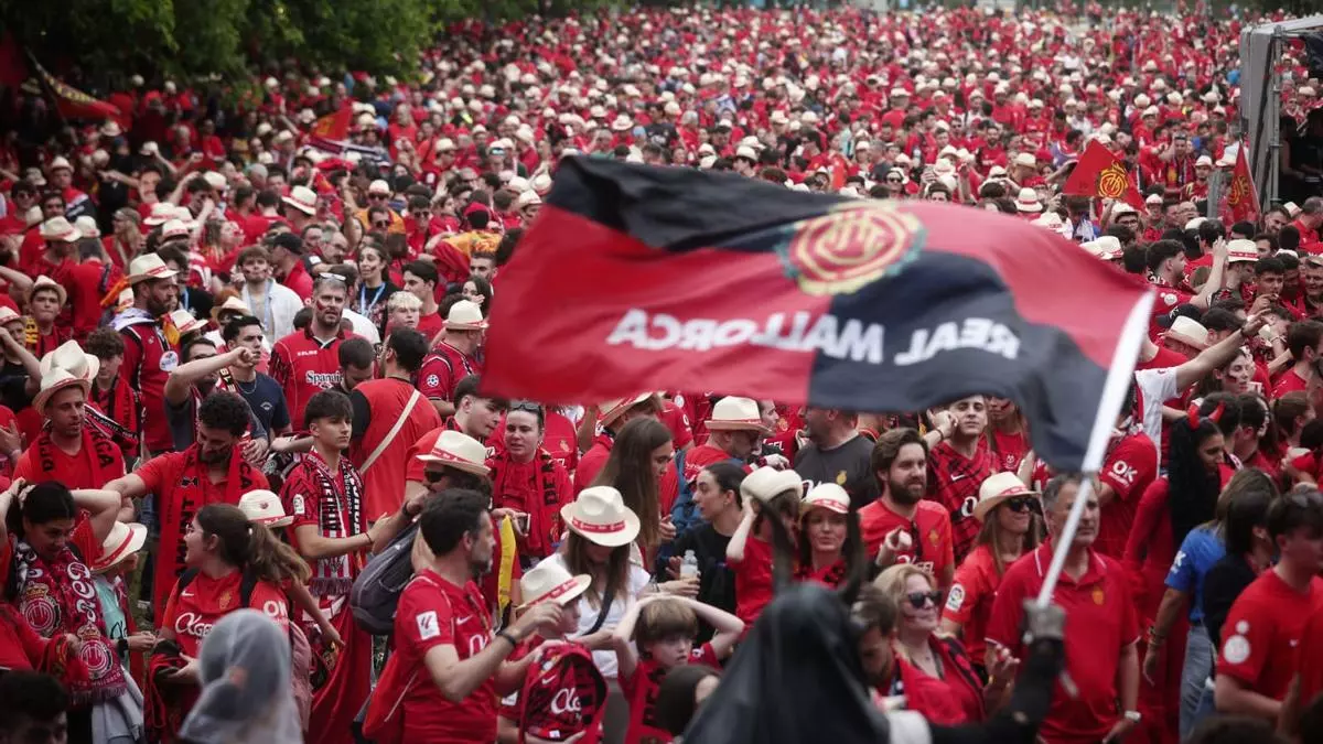 VIDEO | Miles de aficionados llenan la Fan Zone del Mallorca en Sevilla