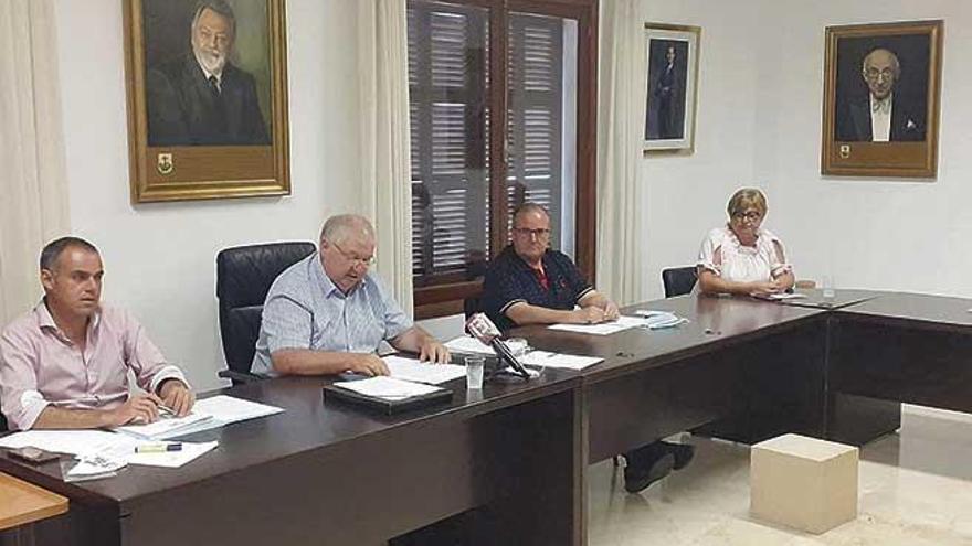 El alcalde de Santa Margalida, Joan Monjo, durante el pleno celebrado ayer. Al fondo, el retrato de Juan March.